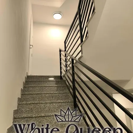 White Quenn Daire Sanski Most