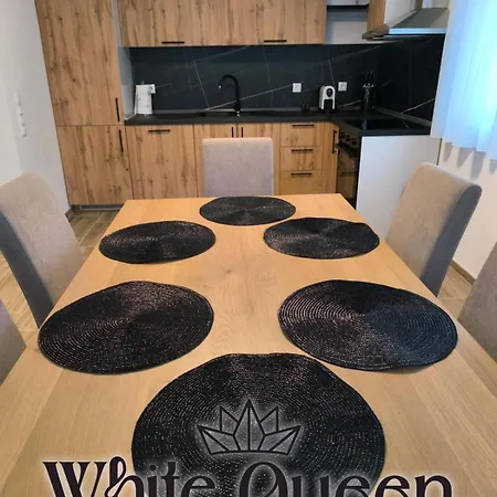 Daire White Quenn